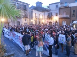 Gli striscioni di solidarietà dei ragazzi