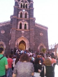 Fedeli radunati davanti alla basilica di Santa Maria 