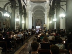 La basilica di Santa Maria gremitissima per sostenere padre Enzo