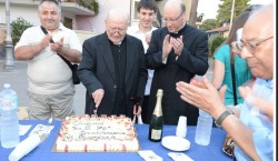 Il taglio della torta con i fedeli di Maugeri (foto Fichera)