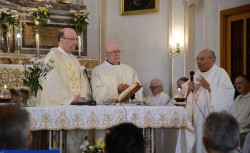 Un momento della Celebrazione Eucaristica. Da sinistra: mons. Giombanco, don Francesco Panebianco e mons. Di Bella.