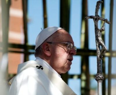 Lampedusa un anno dopo / Papa Francesco incoraggia a chinarsi su chi ha bisogno