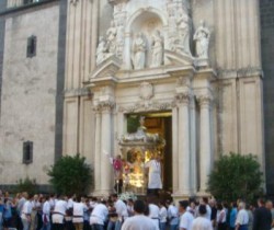 La trionfale uscita del simulacro di Santa Venera dalla cattedrale (foto d'archivio)