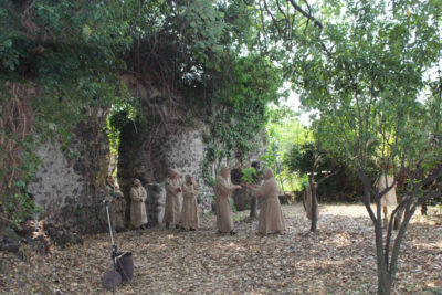 Santa Venerina / In una perfetta simbiosi tra storia e natura ricompaiono i monaci nel sito bizantino di S. Stefano