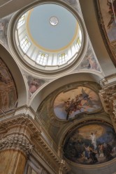 L'interno della Chiesa con gli affreschi del pittore romano Primo Panciroli