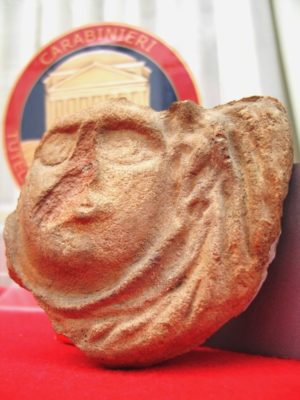 Pompei / Restituita dopo 50 anni un’antica maschera in terracotta, trattenuta per ricordo da una scrittrice straniera