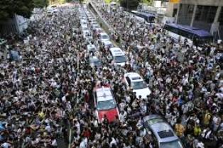 Hong Kong / Un popolo in piazza per la democrazia. Significativa la presenza della Chiesa cattolica