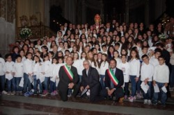 Da sin.Il sindaco di Aci S. Antonio, Santo Caruso, don Vincenzo Lanzafame,il sindaco di Acireale, Roberto Barbagallo  e il grande coro delle scuole Medie acesi (foto Peppe Campagna)