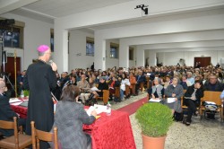 Il pubblico nel salone della parrocchia Cuore Immacolato di Maria