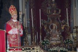 Il vescovo, mons. Antonino Raspanti davanti alla statua di S. Venera