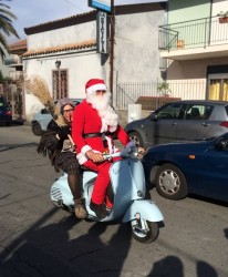 La Befana e Babbo Natale in Vespa (487 x 589)corretta