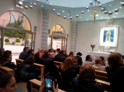 Fedeli raccolti in preghiera nella cappella che avrebbe chiesto di edificare la Vergine Maria, durante le apparizioni