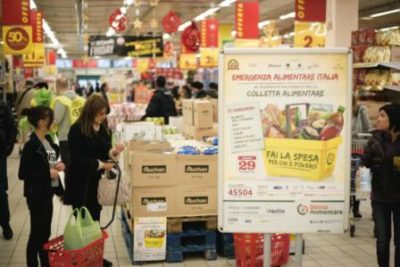 Solidarietà / Colletta alimentare: nonostante la crisi l’Italia aumenta le offerte per il Banco