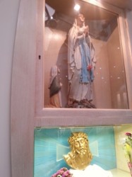 Teca che custodisce la Madonnina lacrimante e d il volto bronzeo del Cristo posto al capezzale della signora Micali