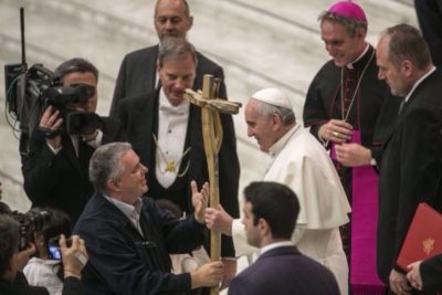 Apg23 da Francesco  / I ragazzi della casa famiglia di Linera gli regalano un pastorale: “Quel legno segno di speranza”