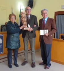 Il prof. Marcello Longo riceve il premio dai proff. Giovanna e Francesco Trimarchi