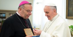 Mons. Montenegro con Papa Francesco durante la visita dello scorso anno a Lampedusa