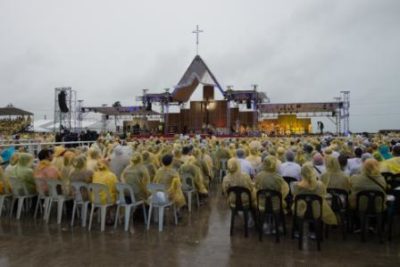 Il Papa nelle Filippine / Le orme di Francesco dove è passato il tifone Hayan