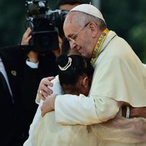 Quell’abbraccio col Papa… / Sì, le sofferenze dei bambini sono grandi come il mondo