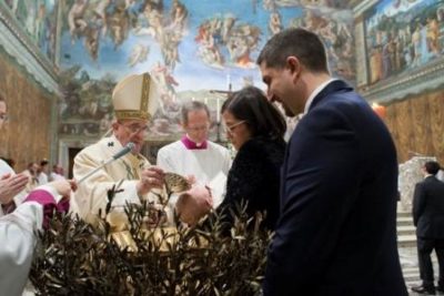 La domenica del Papa / Dopo il battesimo il cielo si apre: dato il sacramento a 33 neonati nella Cappella Sistina