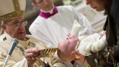 La domenica del Papa / Alla Sistina Francesco battezza 33 neonati e dice: “Un cristiano senza lo Spirito non evangelizza”