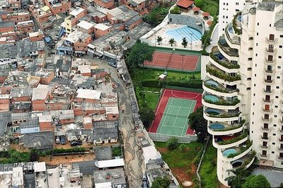 Disuguaglianze / Oxfam: “La ricchezza detenuta dall’1% della popolazione supererà nel 2016 quella del restante 99%”