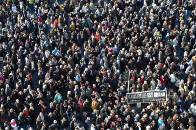 Le stragi di Parigi / Al supermercato Kosher ebrei e musulmani si abbracciano: “Tous ensemble!”