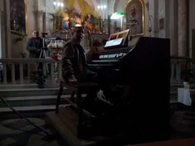 Acireale / In vacanza in Sicilia, il musicista inglese Victor Mac Donald incanta Stazzo con un concerto d’organo