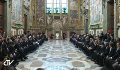Il Papa ai diplomatici: “La cultura dello scarto mina il desiderio di pace dei popoli”