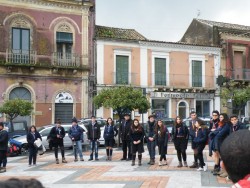 Acicatena Attività in piazza (912 x 684)corretta