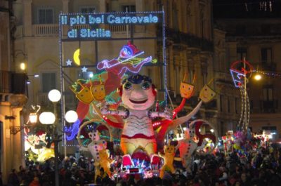 Il Carnevale di Acireale / Il maltempo ha rovinato la festa: forse è meglio potenziare l’edizione estiva