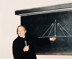 Don Giussani alla lavagna durante una lezione