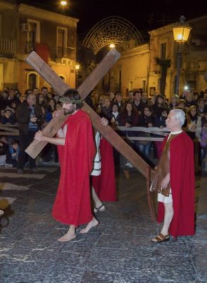 Sacre rappresentazioni / Cento attori si preparano a far rivivere ad Aci Platani la Passione di Cristo