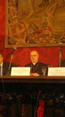 Catania / Presentata all’Università l’opera del cardinal Tarcisio Bertone sulla diplomazia pontificia. Fidel Castro chiese libri del Papa