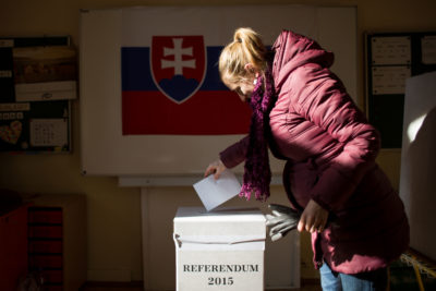 Referendum / Gli slovacchi si esprimono su unioni, adozioni e libertà di educazione: il quorum non c’è ma la famiglia resta