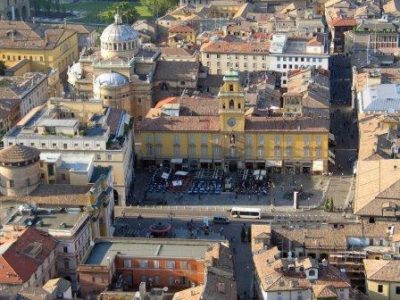 Una crisi che morde / Ferma all’adolescenza, Parma non si riconosce