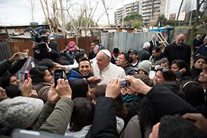 Il Papa tra la gente / A Pietralata braccia aperte ai poveri e senza telecamere
