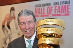 15.03.13-Gimondi-sorride-col-Trofeo-Senza-Fine