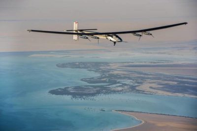 Curiosità / Il primo aereo ad energia solare e i suoi piloti sorvoleranno la Terra in cinque mesi