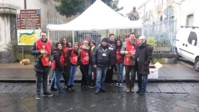 Randazzo / Per la Festa della donna il sindaco Mangione in piazza a fianco dell’Aism per raccogliere fondi