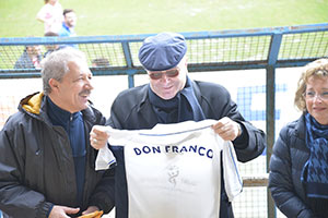 Cardinali di periferia 3 / “È sempre don Franco”, senza cattedrale, in giro con la vespa e la sua croce di legno