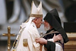 Papa Francesco con il Patriarca armeno Karekin II durante la celebrazione in San Pietro 