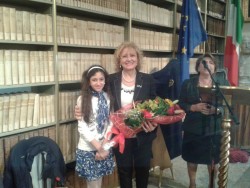 La presidente Vera Pulvirenti premia l'arpista Vera Rapisarda nell'edizione dell'anno scorso