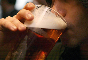 Società / Assediare l’alcolismo. Un dovere soprattutto verso i giovani, oggi ad alto rischio