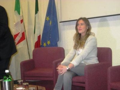 Politica / “Riformare per governare” il ministro Boschi spiega lo slogan alla folla convenuta allo Sheraton