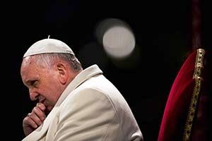 La Via Crucis al Colosseo / Il Papa sulle persecuzioni: “Crocifissi per la fede con il nostro silenzio complice”