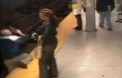 Philadelphia, un uomo cade tra i binari della metropolitana