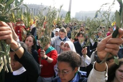 Punti di vista 1 / La strana immagine di quella ragazza col telefonino in piazza San Pietro…