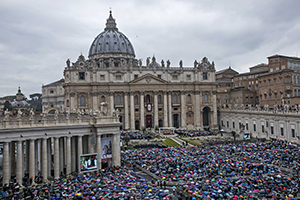 La domenica del Papa / Custodire, entrare, chinarsi. Il “filo rosso” che ha cucito i passaggi del triduo pasquale