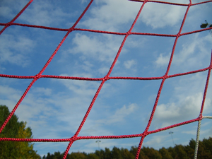 Ai bordi della cronaca / Lo sguardo oltre la rete. Sui campi di calcio corre anche la fiducia nel futuro?